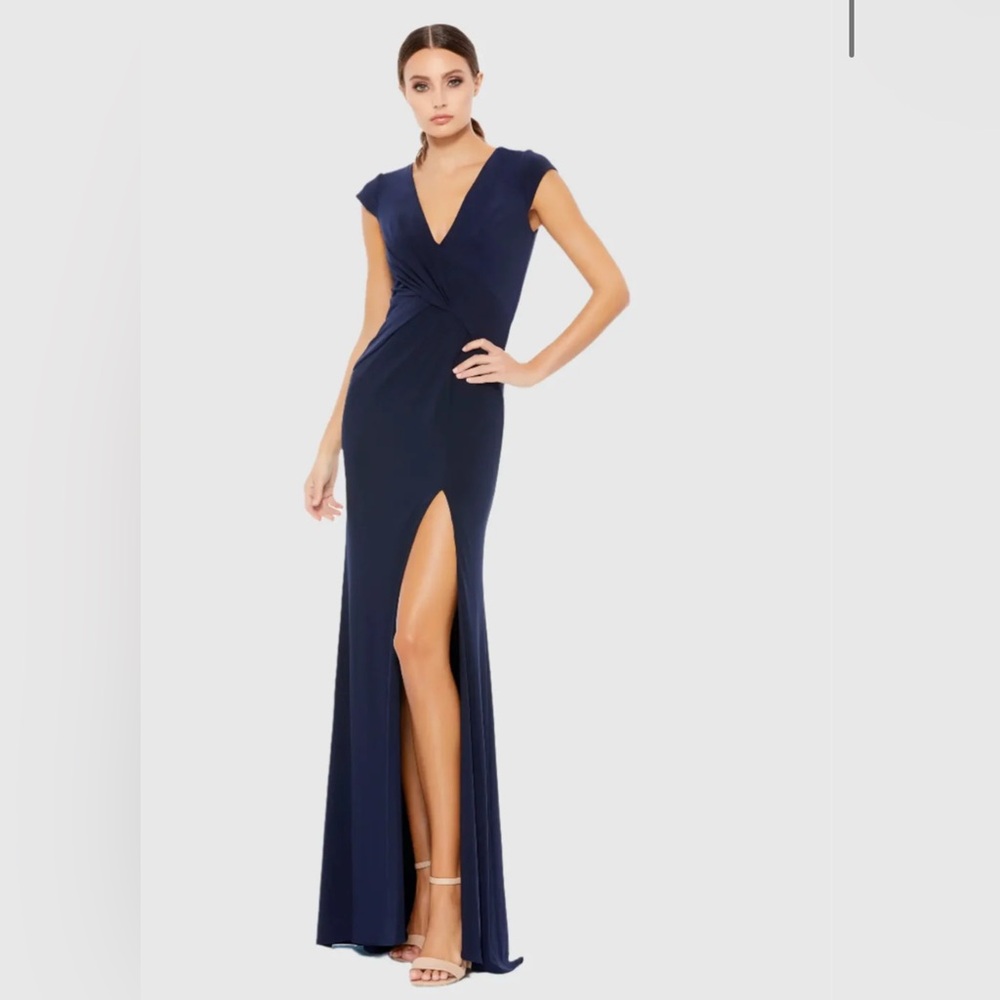 Mac Duggal Navy V-Neck Ruched Jersey Gown Size 0 in Navy